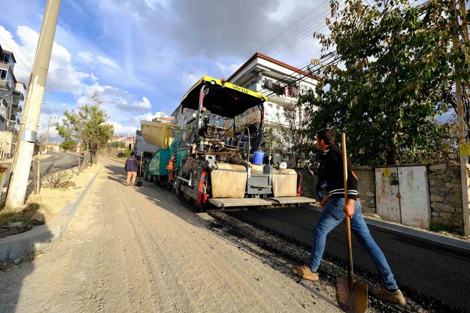 Akdağmadeni il&ccedil;esinde asfalt &ccedil;alışmaları s&uuml;r&uuml;yor
