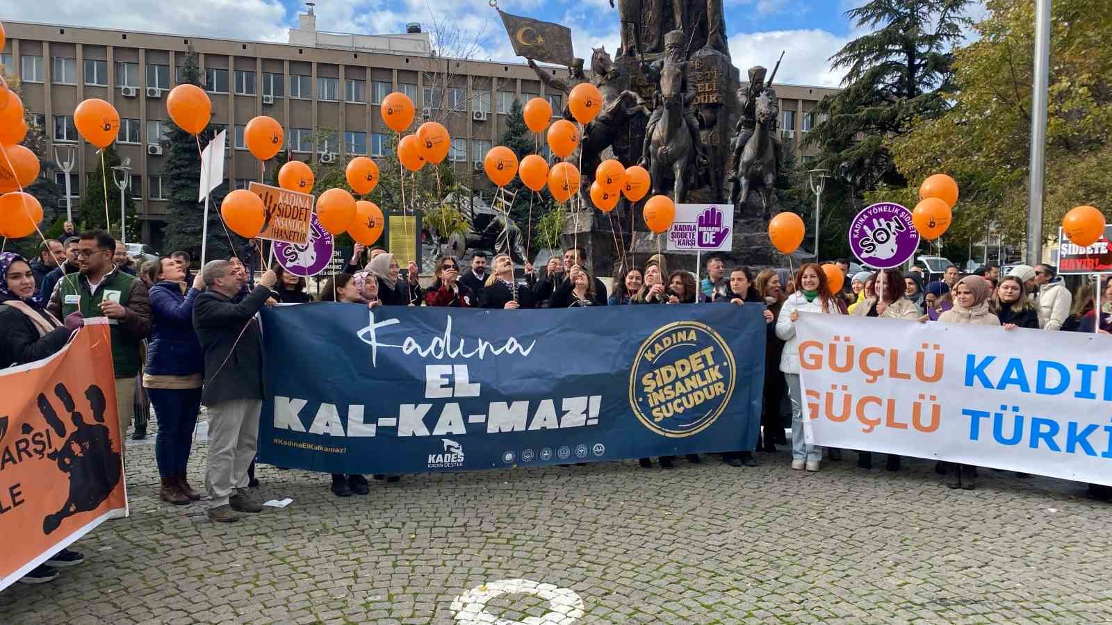 Uşak&rsquo;ta turuncu balonlar kadınlar i&ccedil;in bırakıldı
