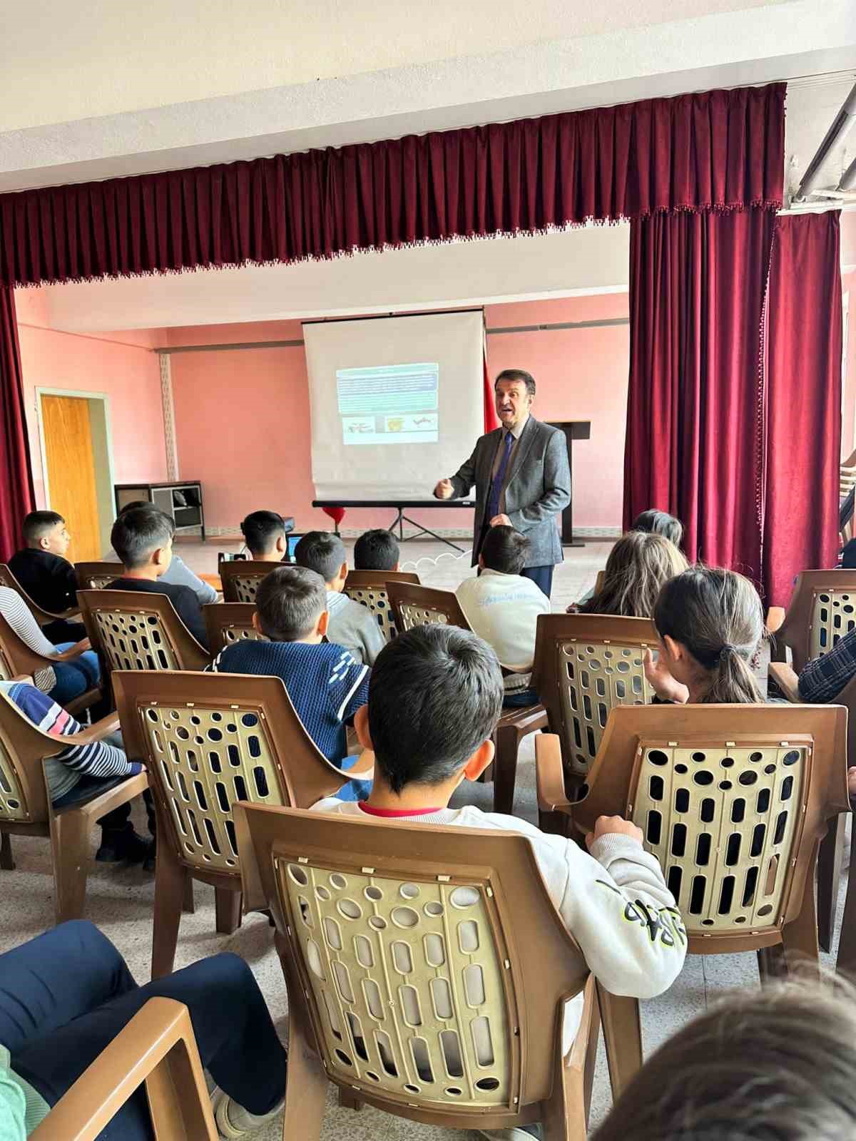 &Ouml;ğrenciler mikroplastiklere karşı bilgilendirildi
