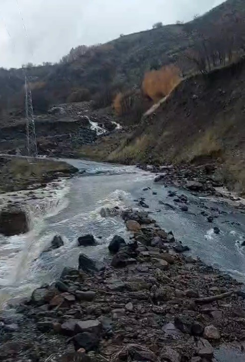 Muş’ta heyelan köy yolunu ulaşıma kapattı