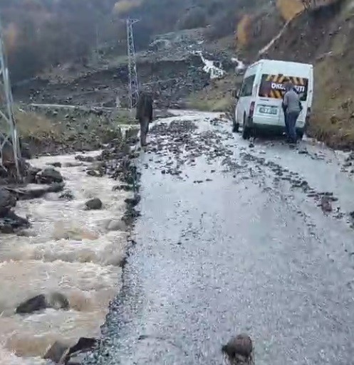 Muş’ta heyelan köy yolunu ulaşıma kapattı
