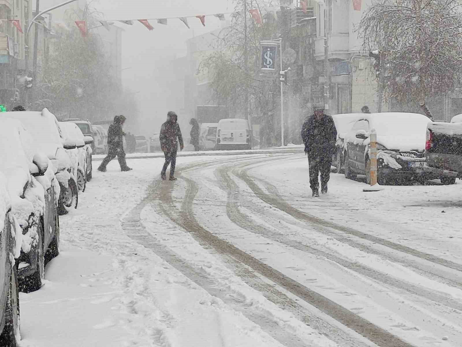 Ardahan-Artvin Karayolu ağır tonajlı ara&ccedil;ların ge&ccedil;işine kapatıldı
