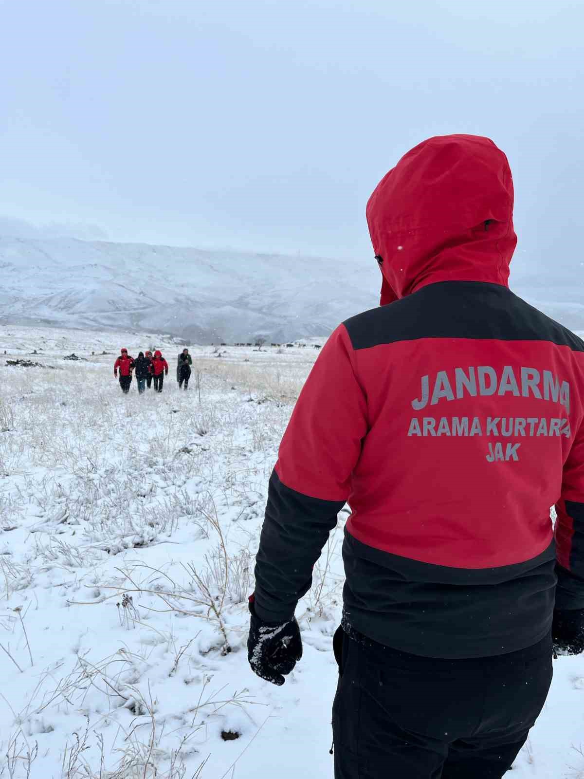 Sarıkamış&rsquo;ta 2 kişi donmak &uuml;zereyken kurtarıldı
