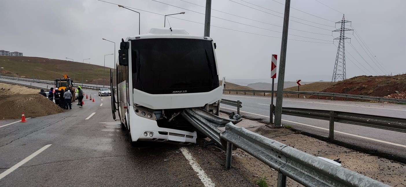 Siirt’te bariyere saplanan polis otobüsünde maddi hasar oluştu