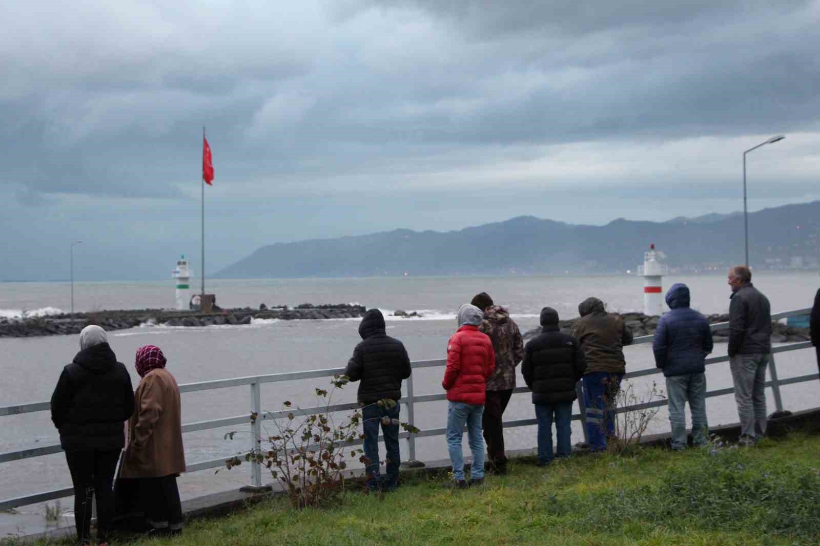 Trabzon&rsquo;da fırtınada deniz kenarında fotoğraf &ccedil;ektirmek isteyen 2 gen&ccedil; dalgalara kapılarak kayboldu
