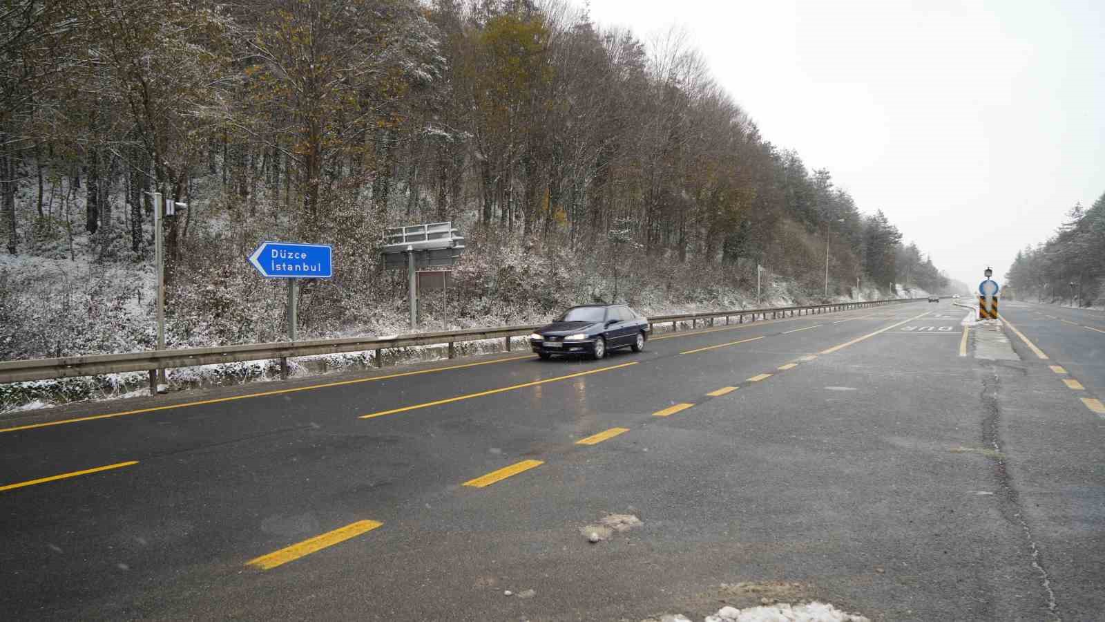 Bolu Dağı geçişinde aralıklarla kar yağışı etkili oluyor
