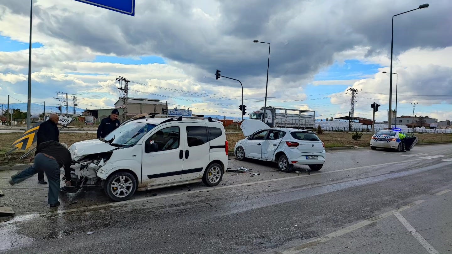 Amasya’da kavşakta iki otomobil çarpıştı: 3 yaralı