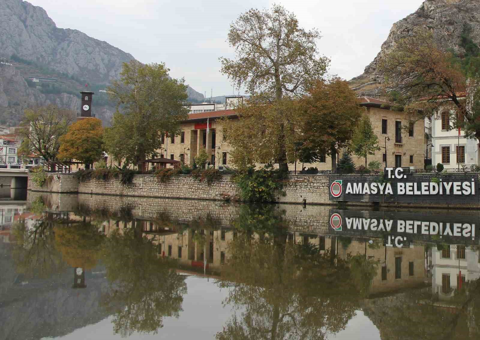 Amasya’da fırtına asırlık çınarı devirdi
