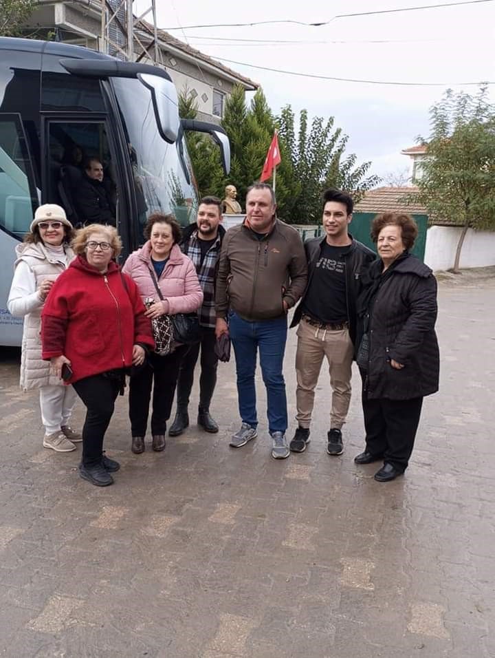 Yunanlılar atalarının k&ouml;y&uuml;n&uuml; ziyaret edip, ge&ccedil;mişte d&uuml;ğ&uuml;nlerin yapıldığı &ccedil;eşme başında halay &ccedil;ekti
