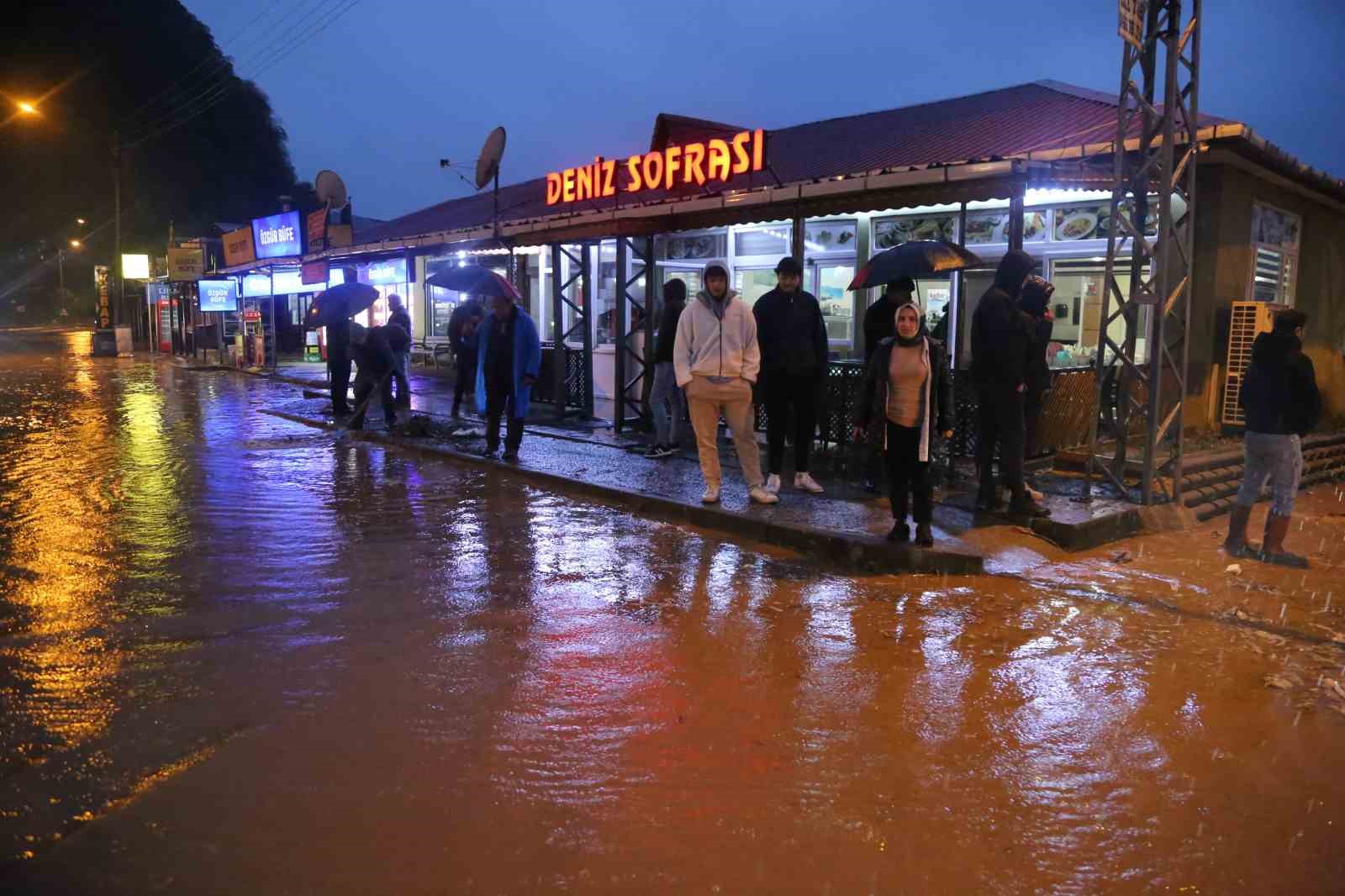 Hopa-Kemalpaşa arasındaki Karadeniz Sahil Yolu dalgaların hışmına uğradı
