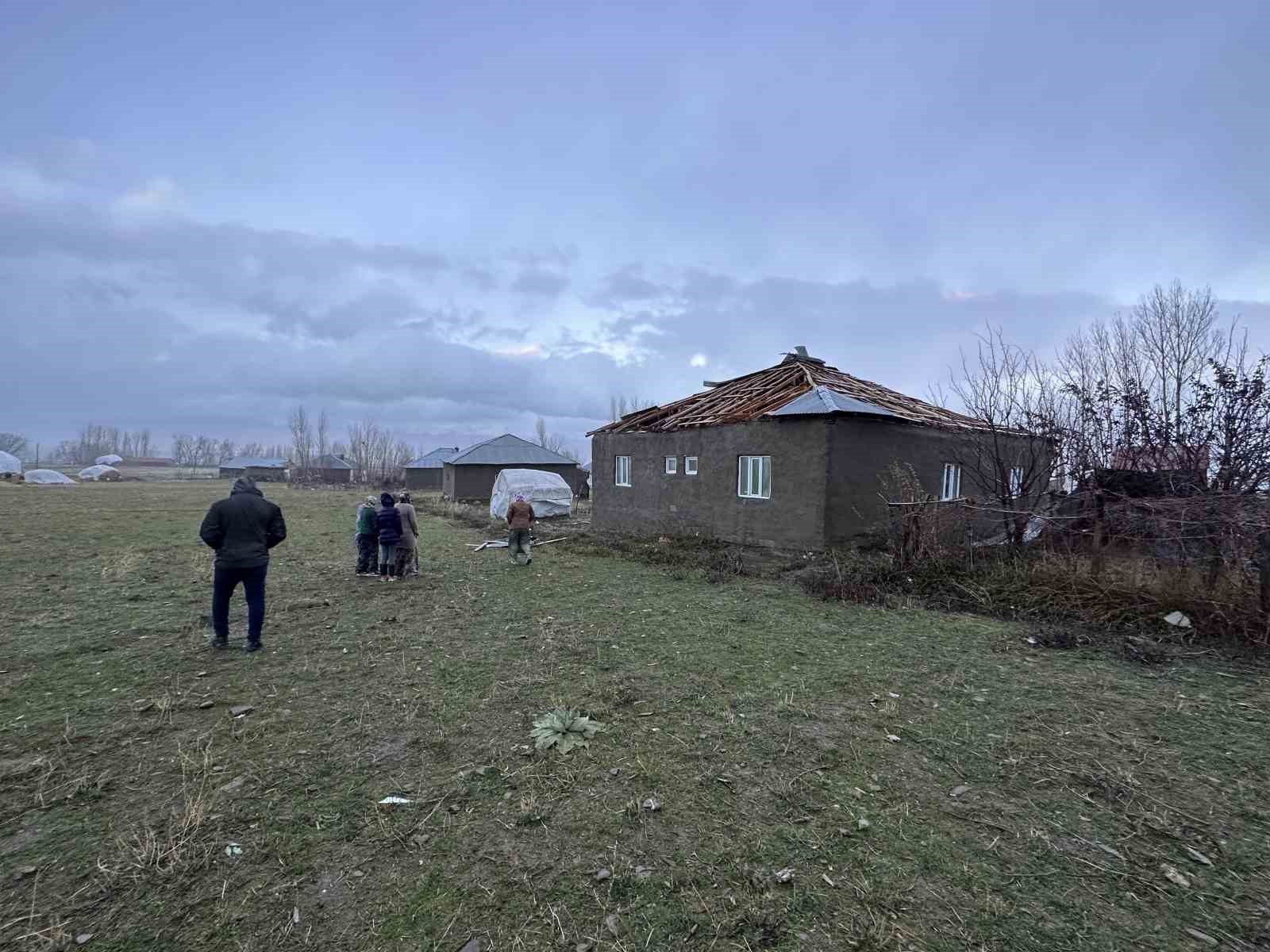 Fırtınada evlerinin çatısı uçan aile deprem zannederek kendilerini dışarı attı
