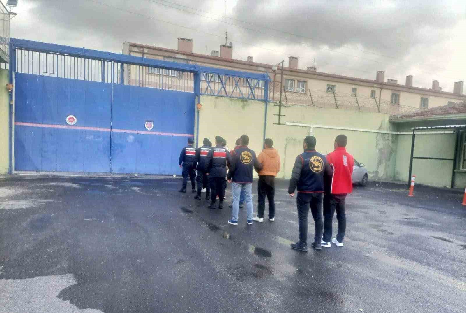 Nevşehir’de silahla tehdit suçundan aranan 5 firari hükümlü yakalandı