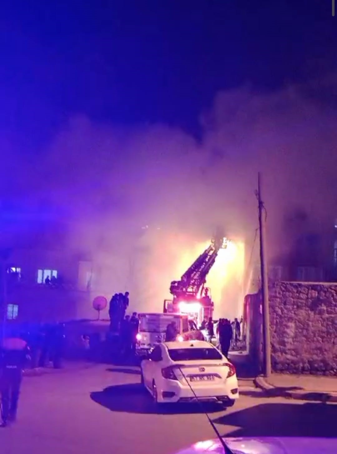 Niğde&rsquo;de 3 katlı binada yangın
