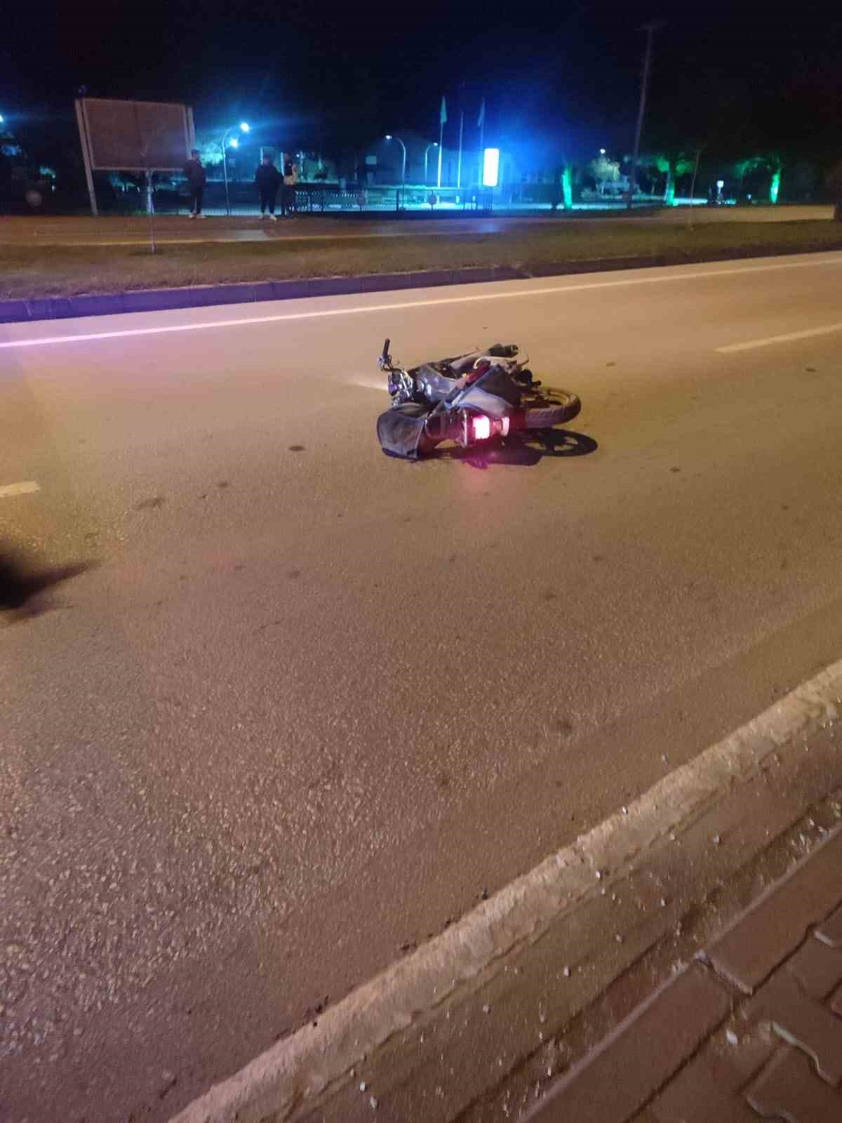 Biga&rsquo;daki kazada motosiklet s&uuml;r&uuml;c&uuml;s&uuml; yaralandı
