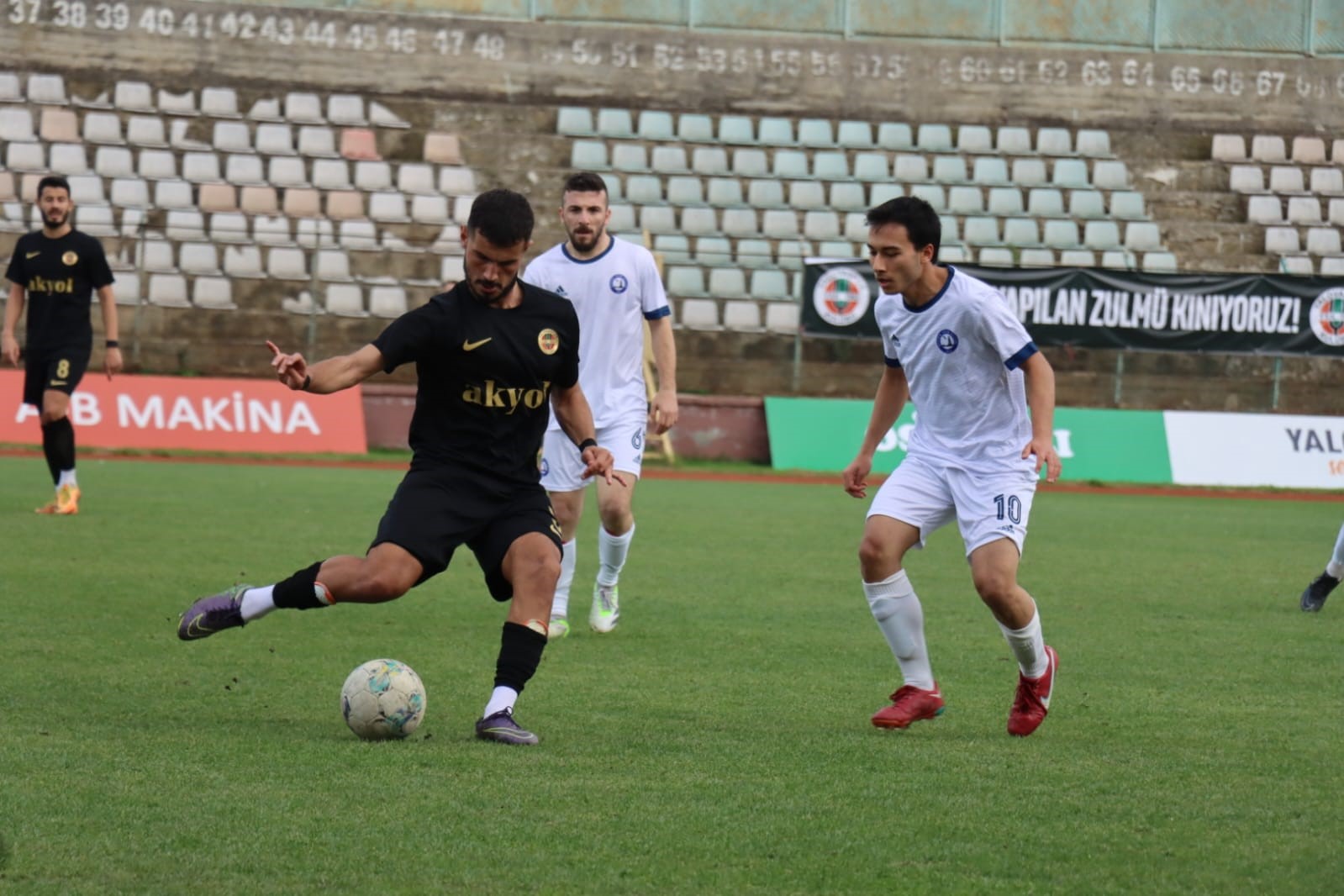 Yalovaspor liderliğini s&uuml;rd&uuml;rd&uuml;
