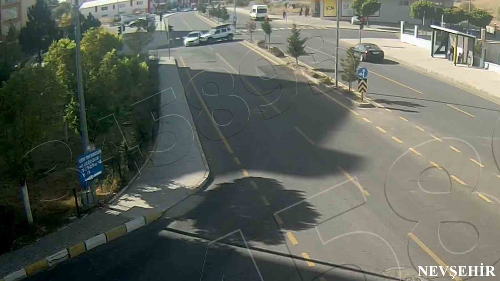 Motosikletli, &ccedil;arpıştığı aracın &uuml;zerinden diğer tarafa savruldu
