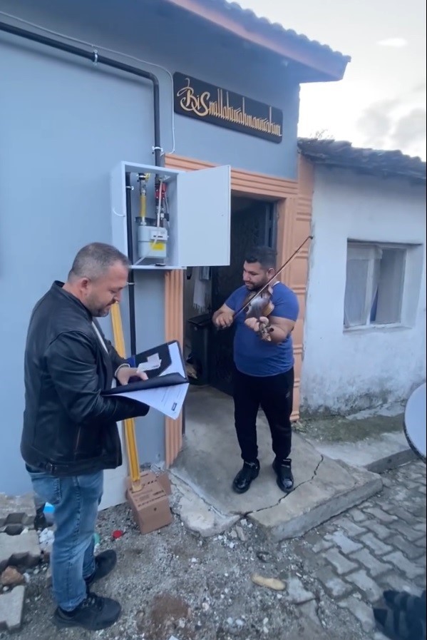 Doğal gaz a&ccedil;ılışını keman &ccedil;alarak kutladı
