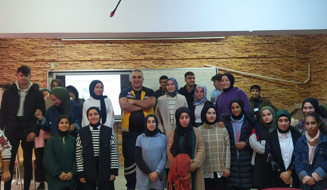 Lise &ouml;ğrencilerine ilk yardım eğitimi verildi
