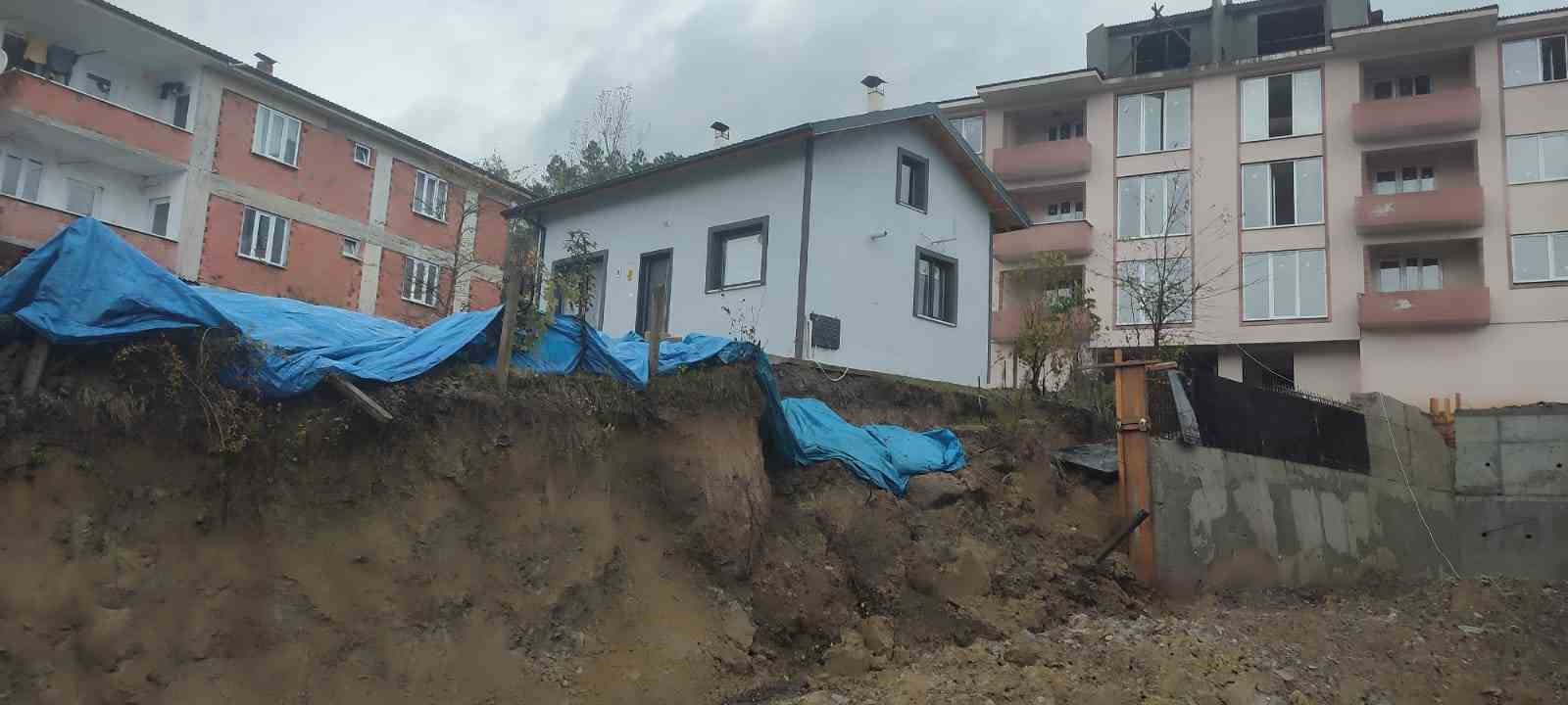 Sağanak yağışlar kazı çalışması yürütülen alanda heyelan neden oldu