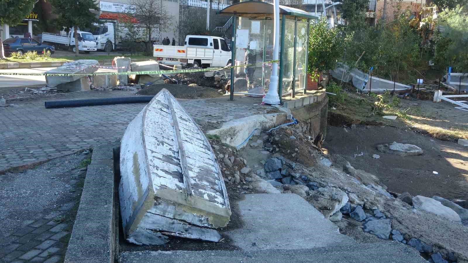 Giresun’un Tirebolu ilçesinde dalgaların yol açtığı tahribatın giderilmesi için çalışma başlatıldı