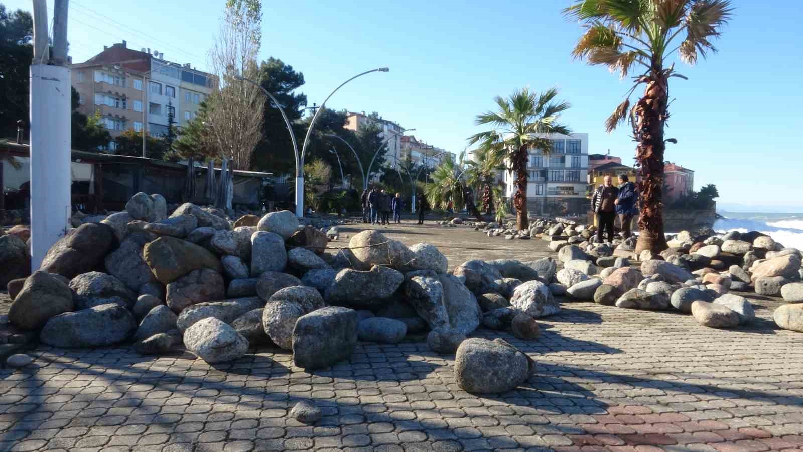 Giresun’un Tirebolu ilçesinde dalgaların yol açtığı tahribatın giderilmesi için çalışma başlatıldı
