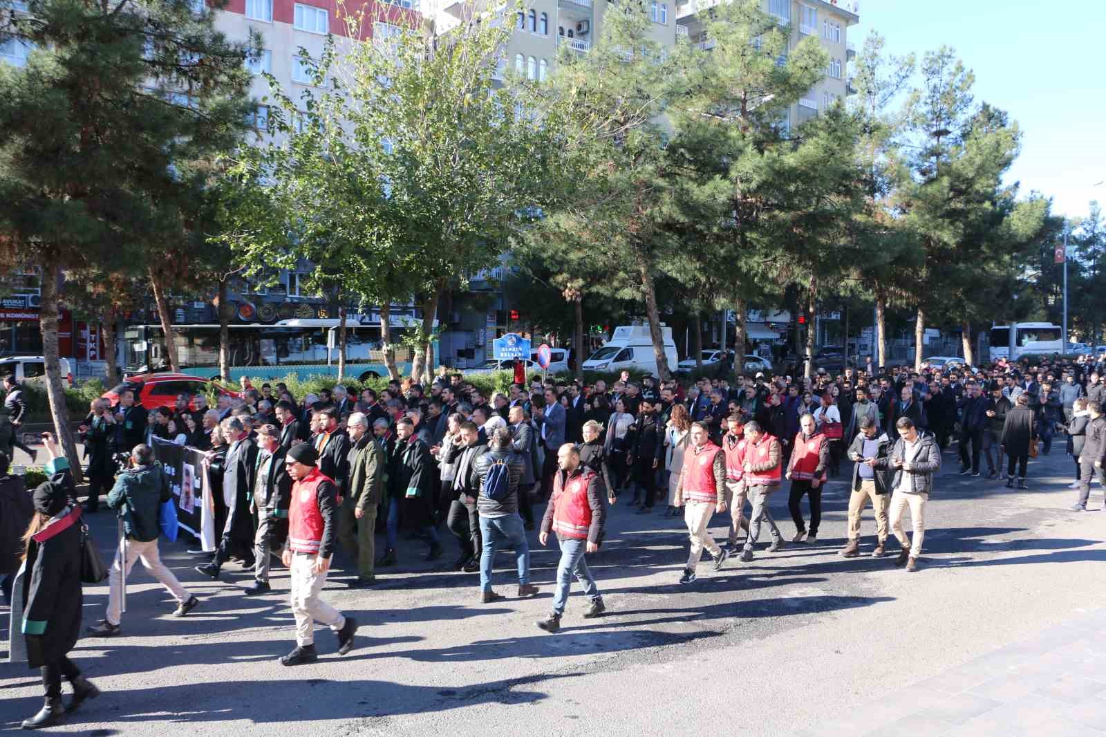 Tahir El&ccedil;i &ouml;l&uuml;m&uuml;n&uuml;n 8&rsquo;inci yılında vurulduğu yerde anıldı

