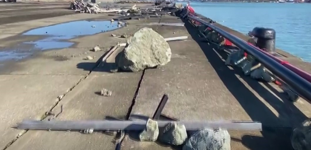 Trabzon&rsquo;un S&uuml;rmene il&ccedil;esindeki Yeni&ccedil;am Tersanesi&rsquo;ndeki askeri &uuml;s b&ouml;lgesinde dalgaların oluşturduğu tahribat g&ouml;r&uuml;nt&uuml;lendi
