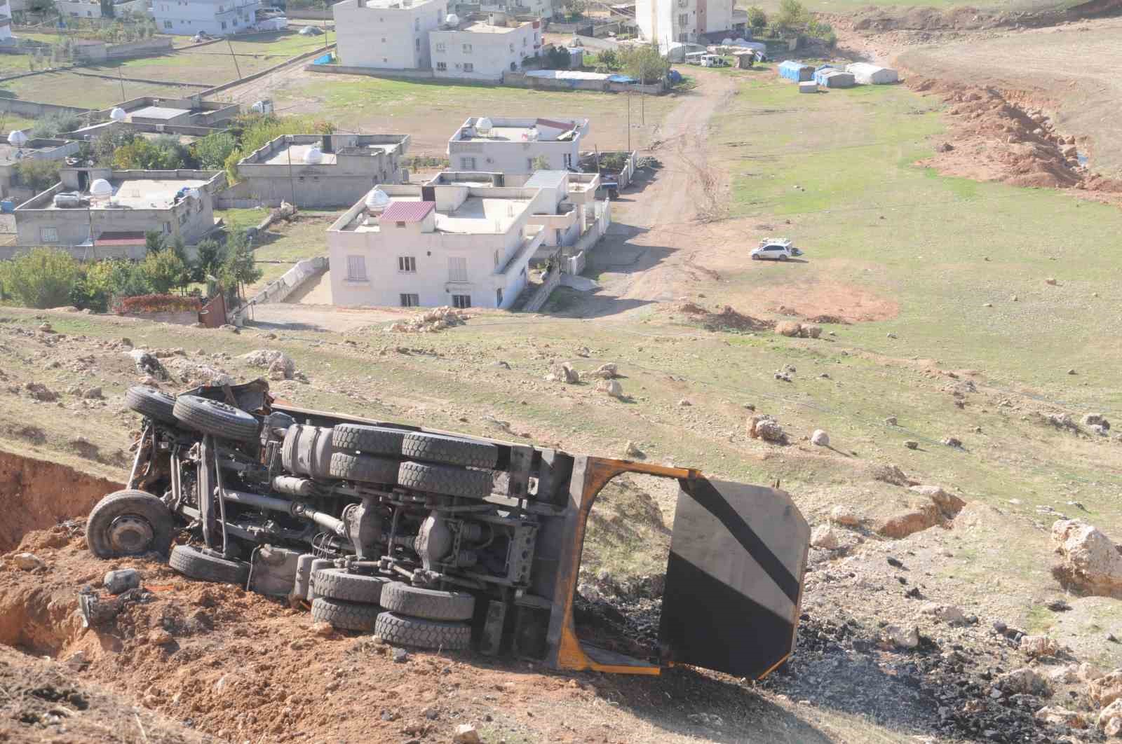 Cizre&rsquo;de freni boşan k&ouml;m&uuml;r y&uuml;kl&uuml; kamyon şarampole devrildi: 1 yaralı
