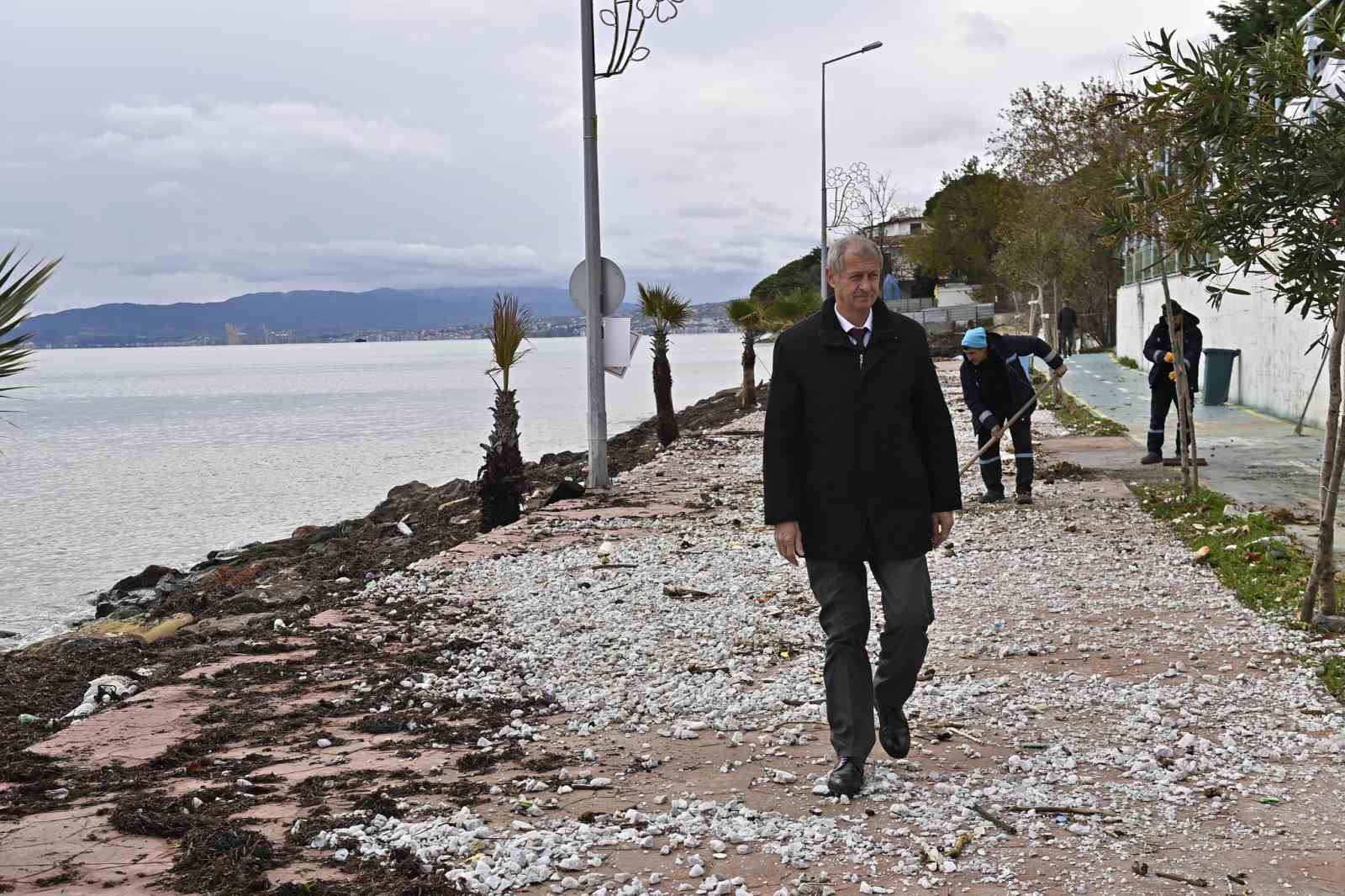 Fırtınanın hasar verdiği sahil temizlendi
