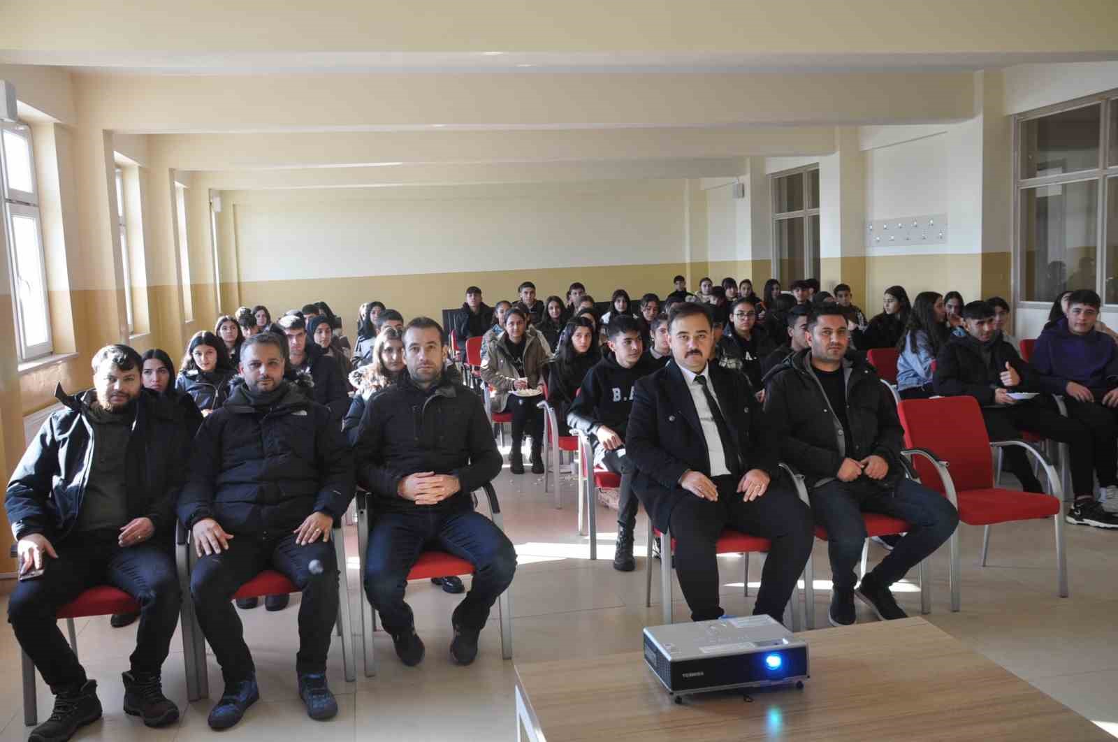 Bulanıklı öğrencilere kariyer semineri verildi
