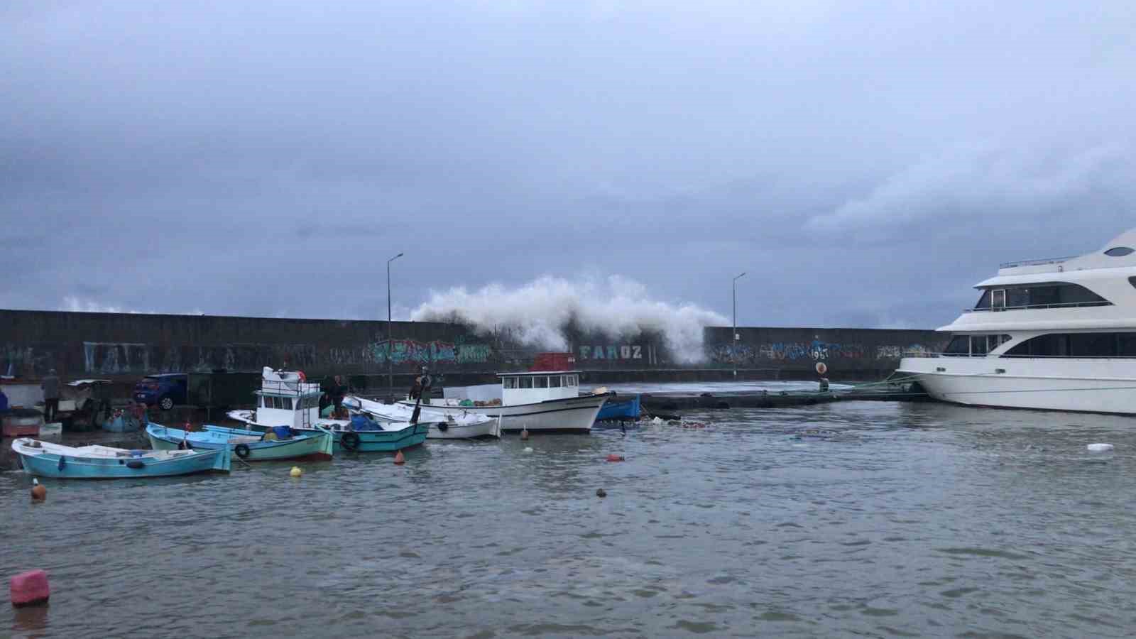 Trabzon Faroz Balıkçı Barınakları’nda dün yaşanan fırtınada dev dalgalar teknelere ve binlerce lira değerindeki ağlara zarar verdi