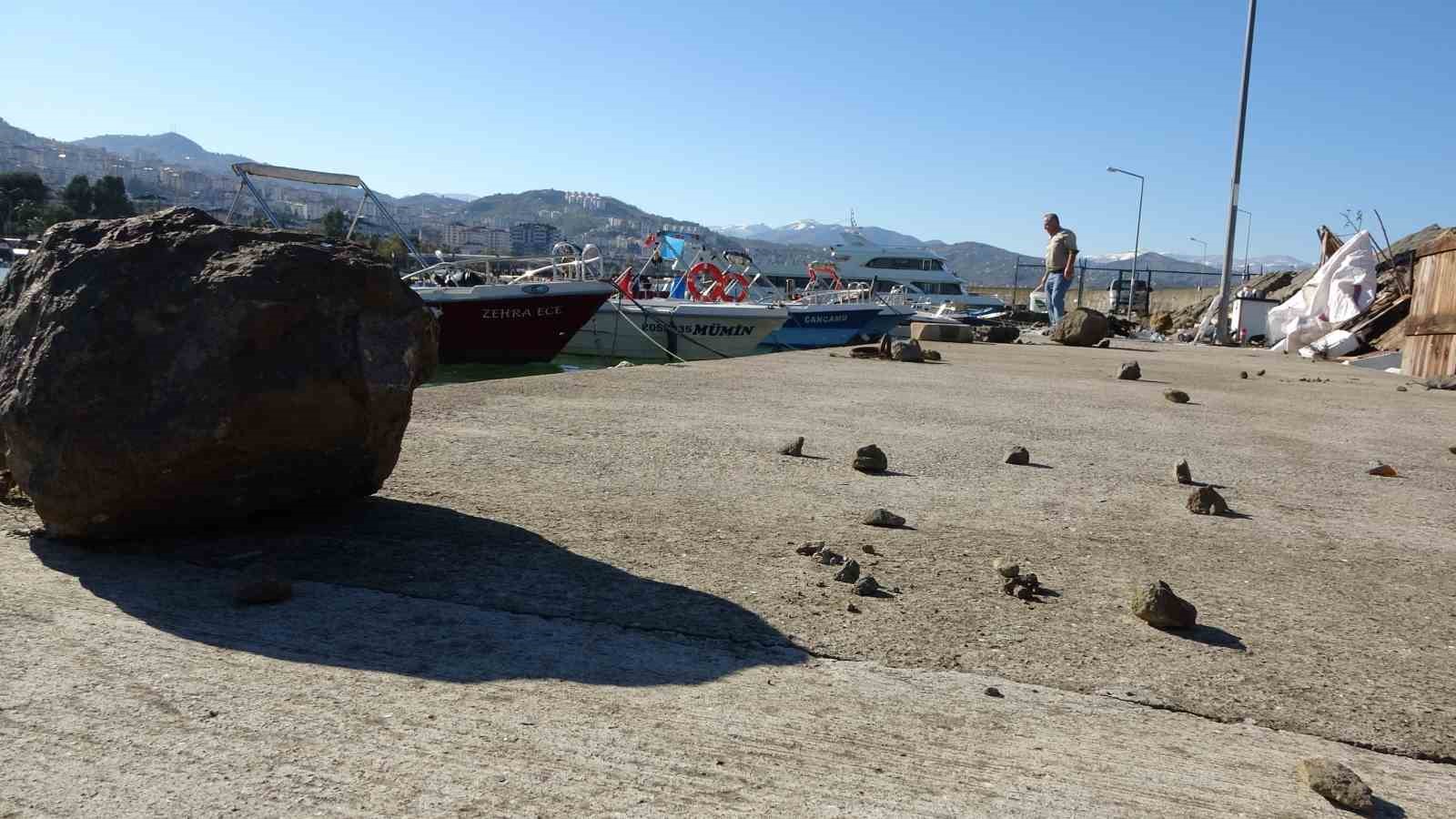 Trabzon Faroz Balıkçı Barınakları’nda dün yaşanan fırtınada dev dalgalar teknelere ve binlerce lira değerindeki ağlara zarar verdi