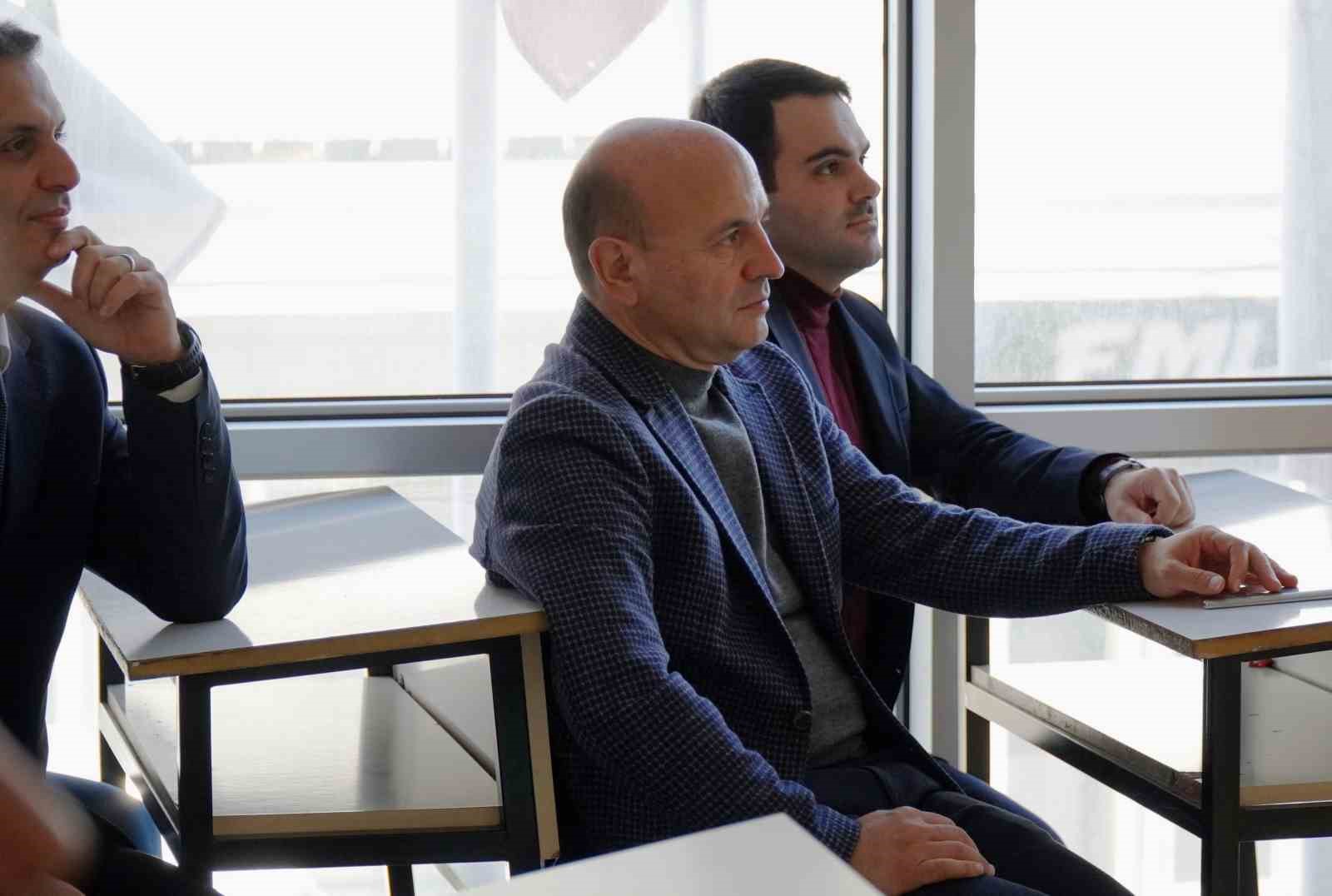 Başkan Oral, Altınova&rsquo;da derse girerek il&ccedil;eyi tanıttı
