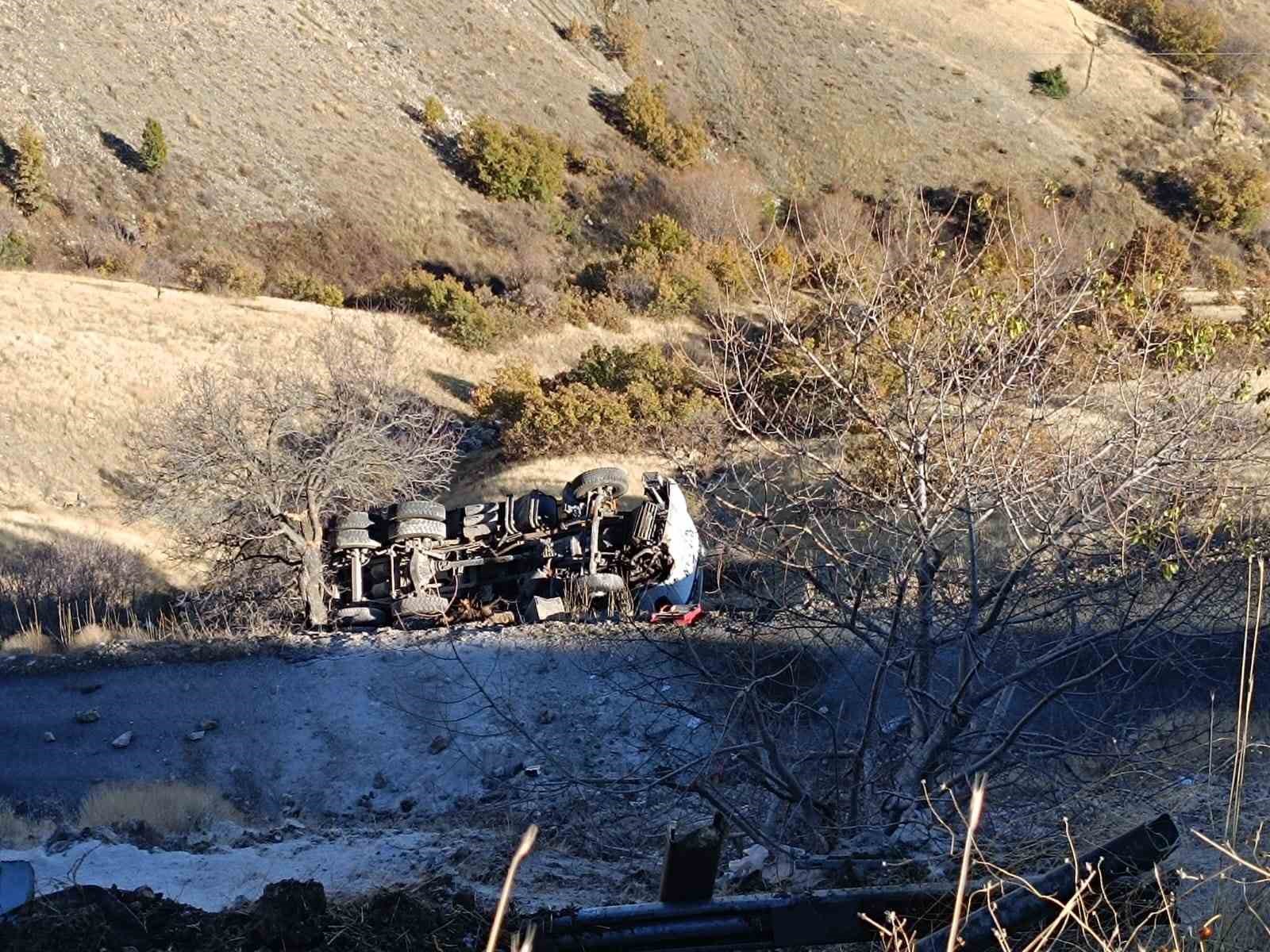 Şarampole devrilen kamyondan atlayarak kurtuldular
