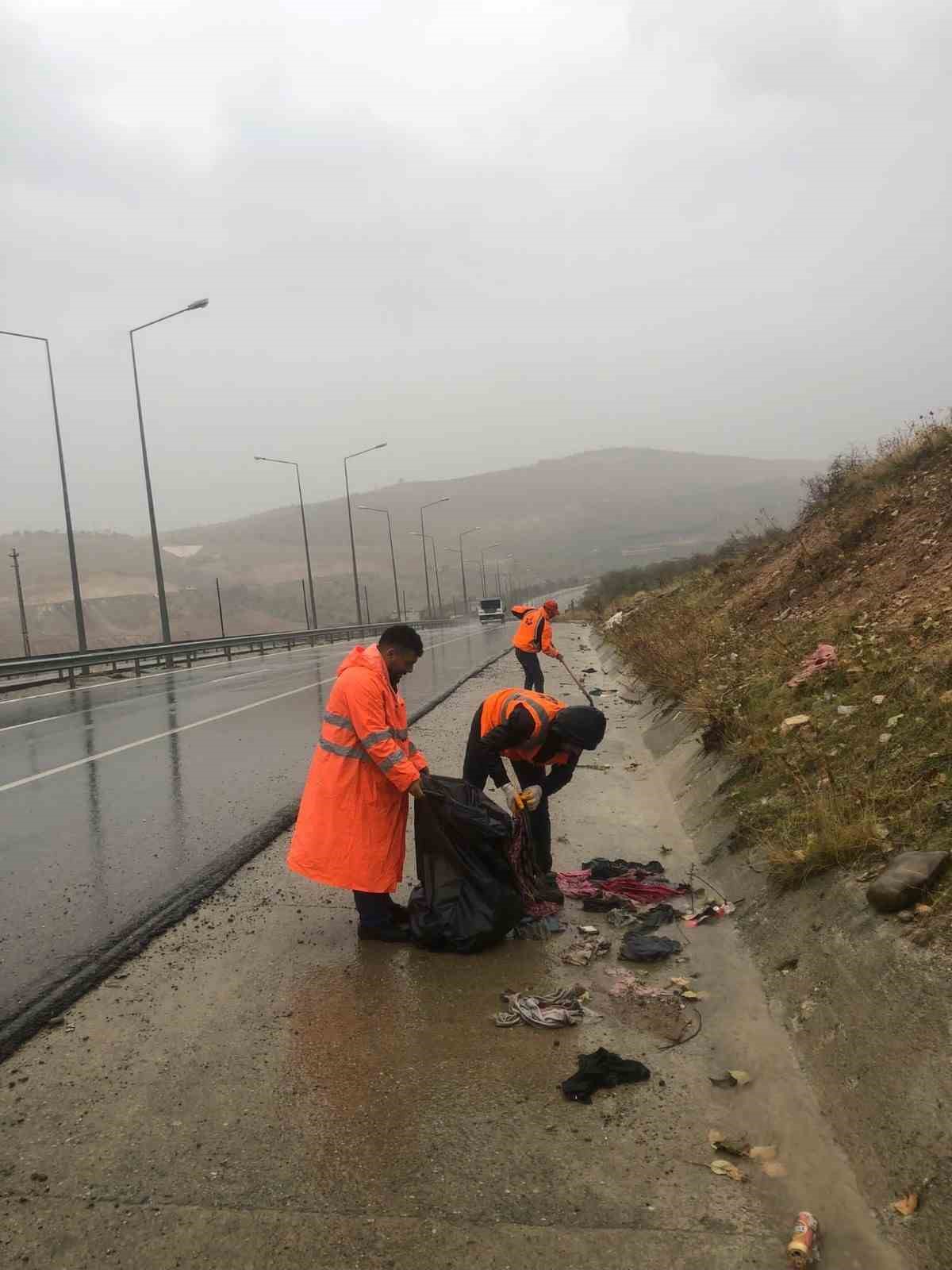 Siirt &ccedil;evre karayolunda temizlik &ccedil;alışması başlatıldı
