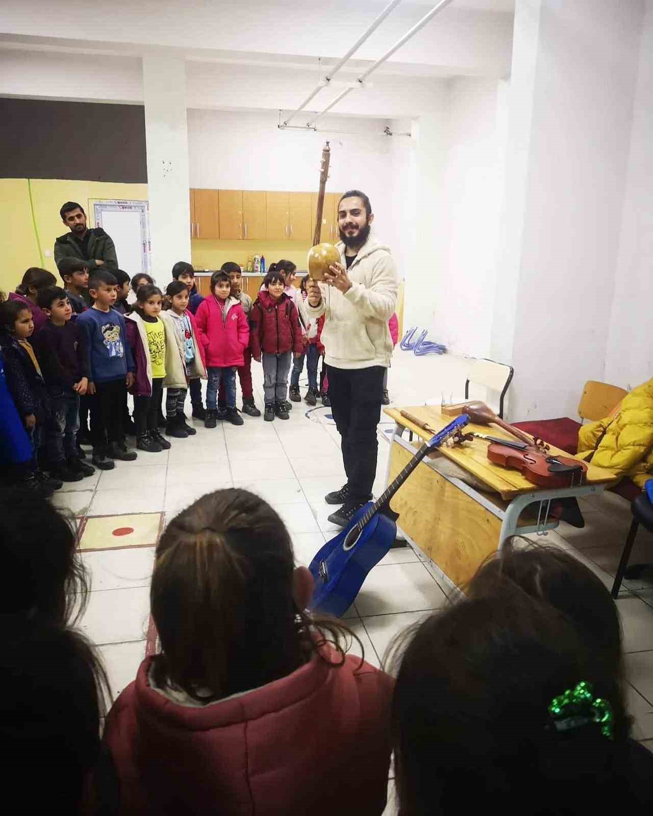 Müzik öğretmeni, köy çocuklarını müzikle buluşturuyor
