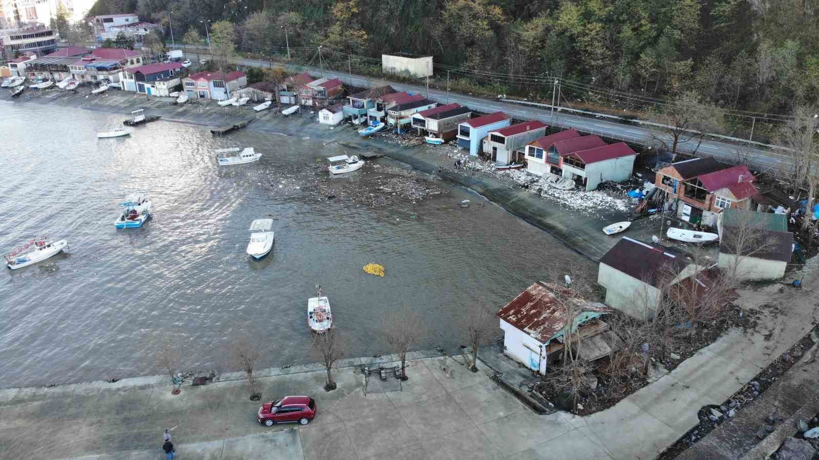 Artvin’de dev dalgaların vurduğu balıkçı barınağında hasar tespitine başlandı