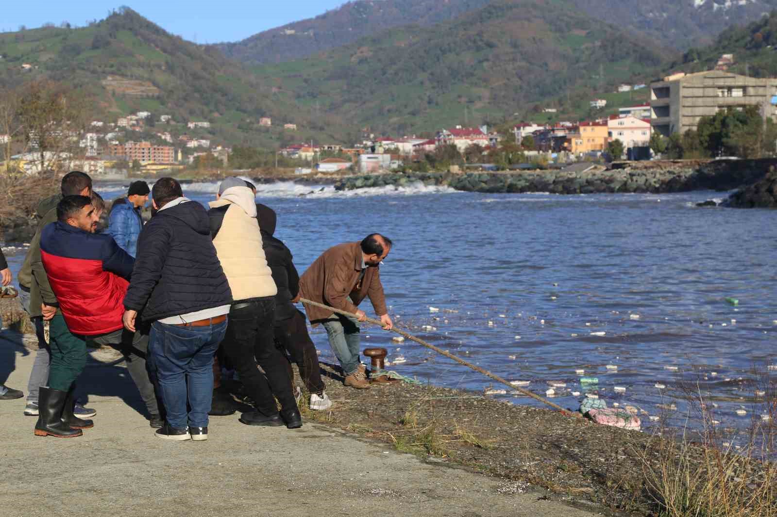 Artvin’de dev dalgaların vurduğu balıkçı barınağında hasar tespitine başlandı
