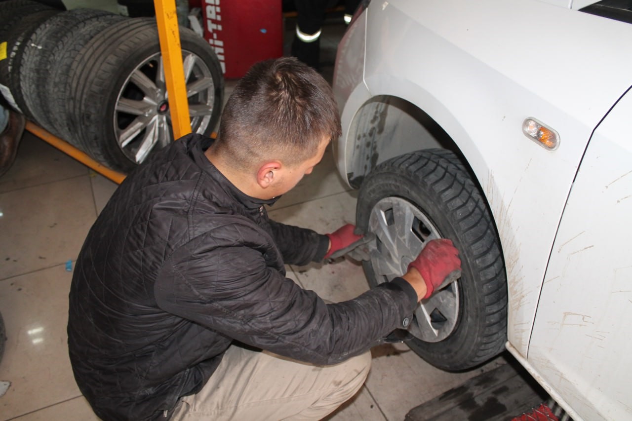 Bayburt’ta oto lastikçilerde kış lastiği değişim yoğunluğu yaşanıyor