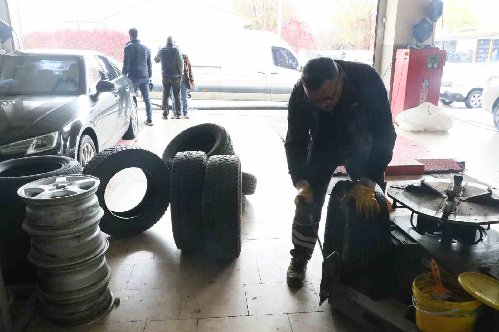 Erzincan’da oto lastikçilerde kış lastiği değişim yoğunluğu yaşanıyor