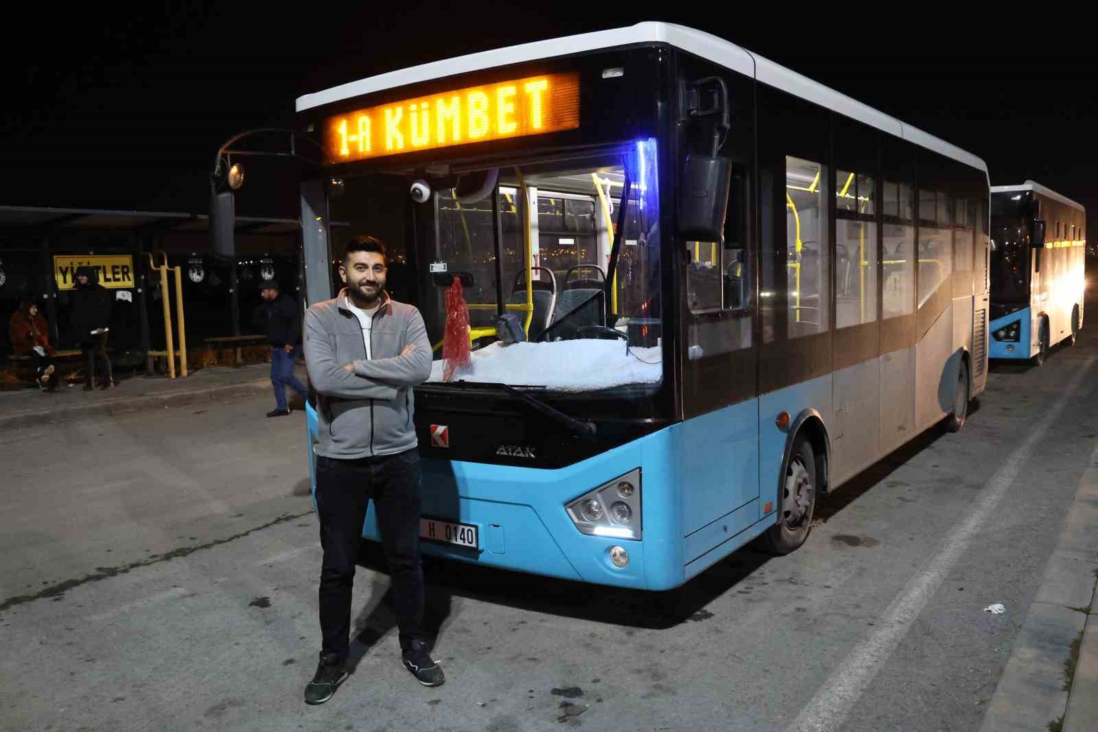 Otob&uuml;s şof&ouml;r&uuml;n&uuml;n yaptığı hareket takdir topladı
