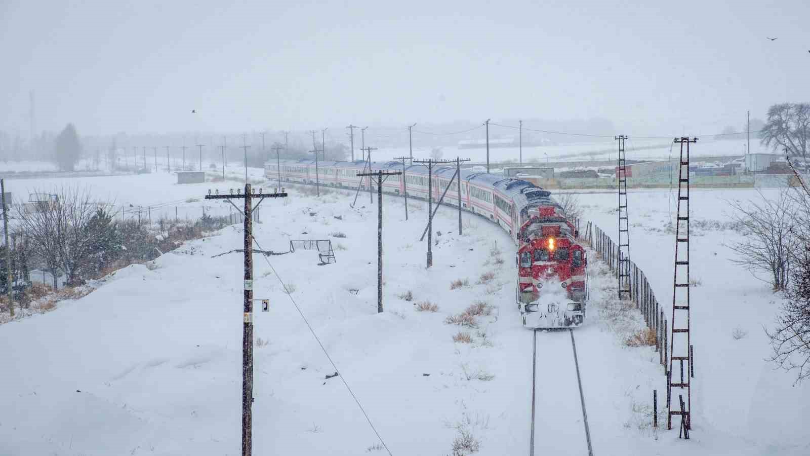 Tren geçiyor Erzincan bakıyor!