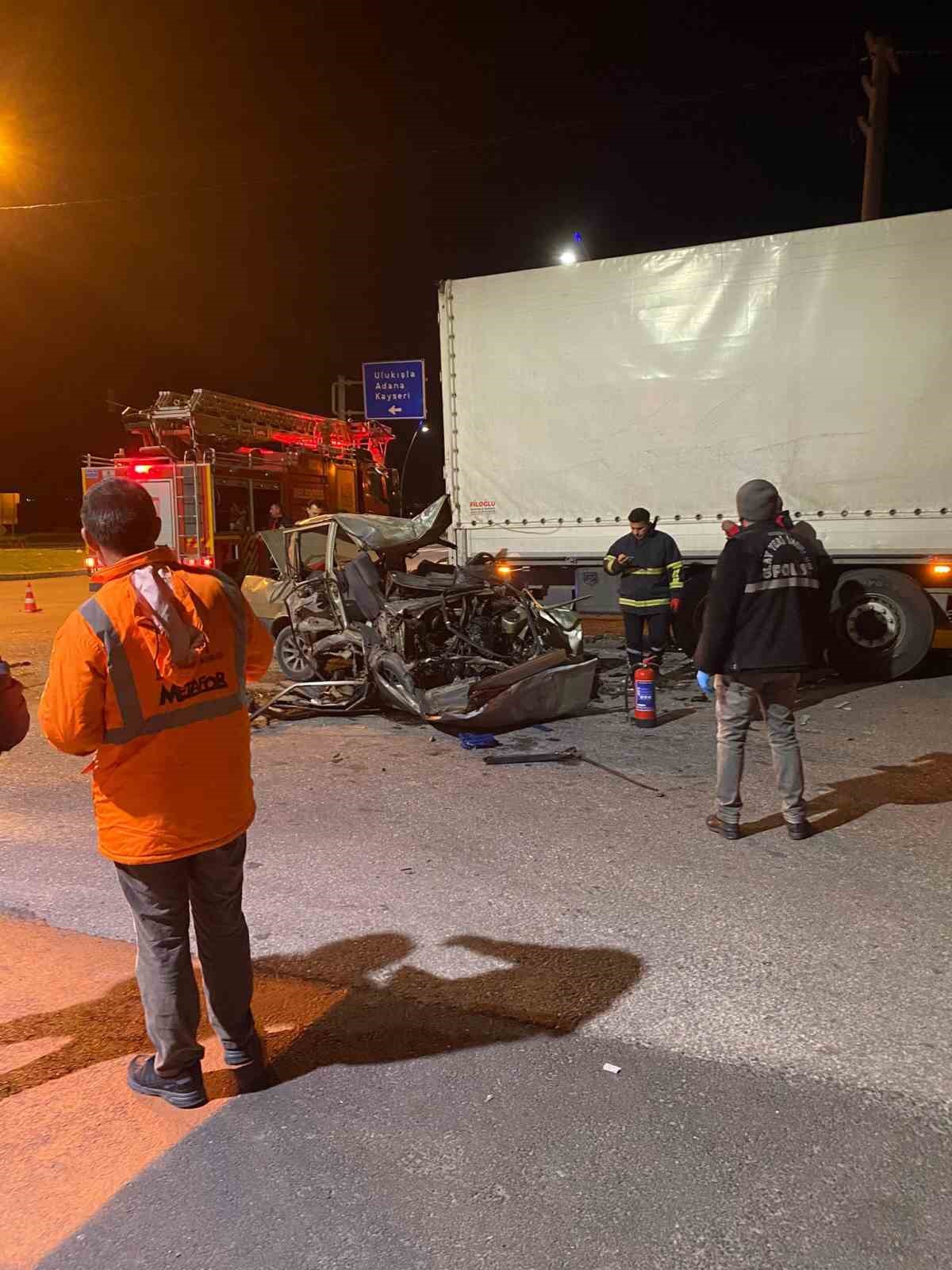 Niğde’de otomobil tıra çarptı: 1 ölü