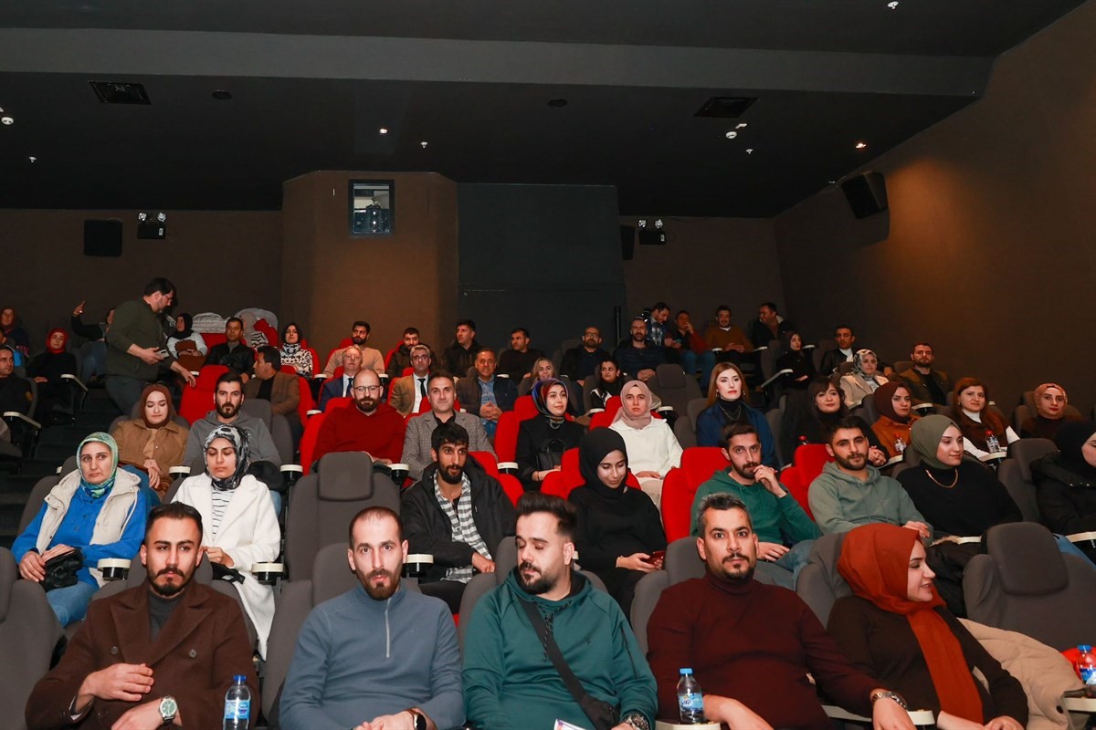 Vali Usta, öğretmenlerle birlikte ’Aybüke; öğretmen oldum ben’ filmini izledi