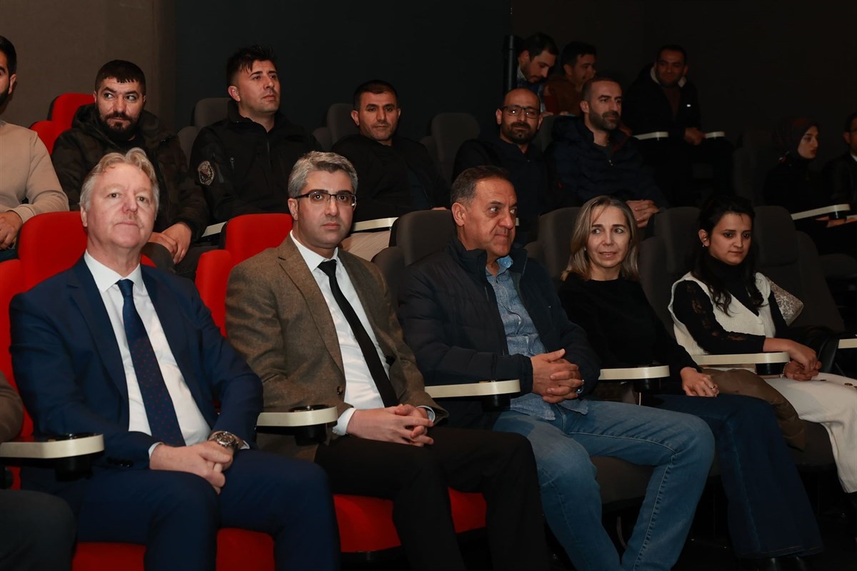Vali Usta, &ouml;ğretmenlerle birlikte &rsquo;Ayb&uuml;ke; &ouml;ğretmen oldum ben&rsquo; filmini izledi
