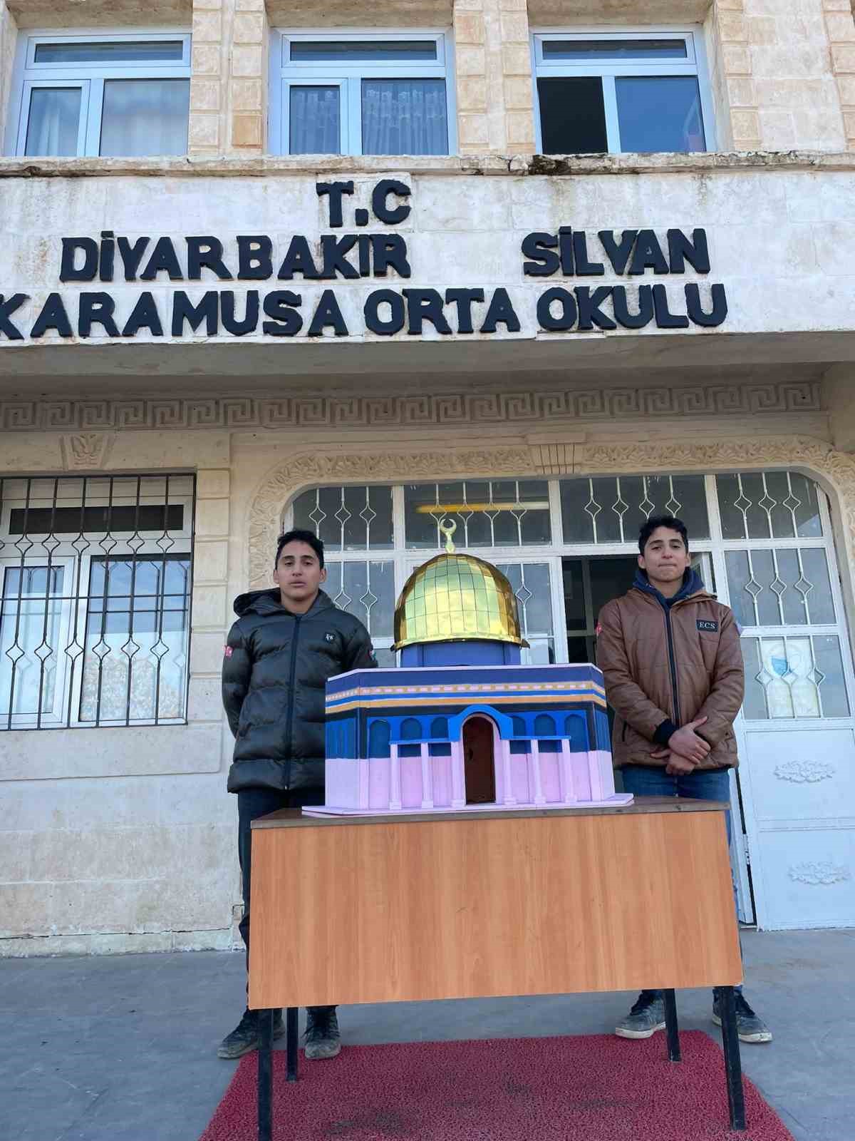 Diyarbakrda renciler Filistin iin Aksa ocuk Mar ve Kardan Aydnlk ezgisini seslendirdi
