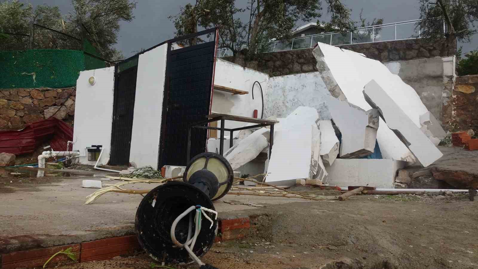 Ayvacık&rsquo;ı hortum vurdu
