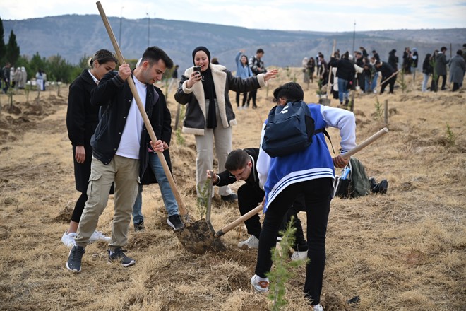 ÇAKÜ’de fidanlar toprakla buluştu