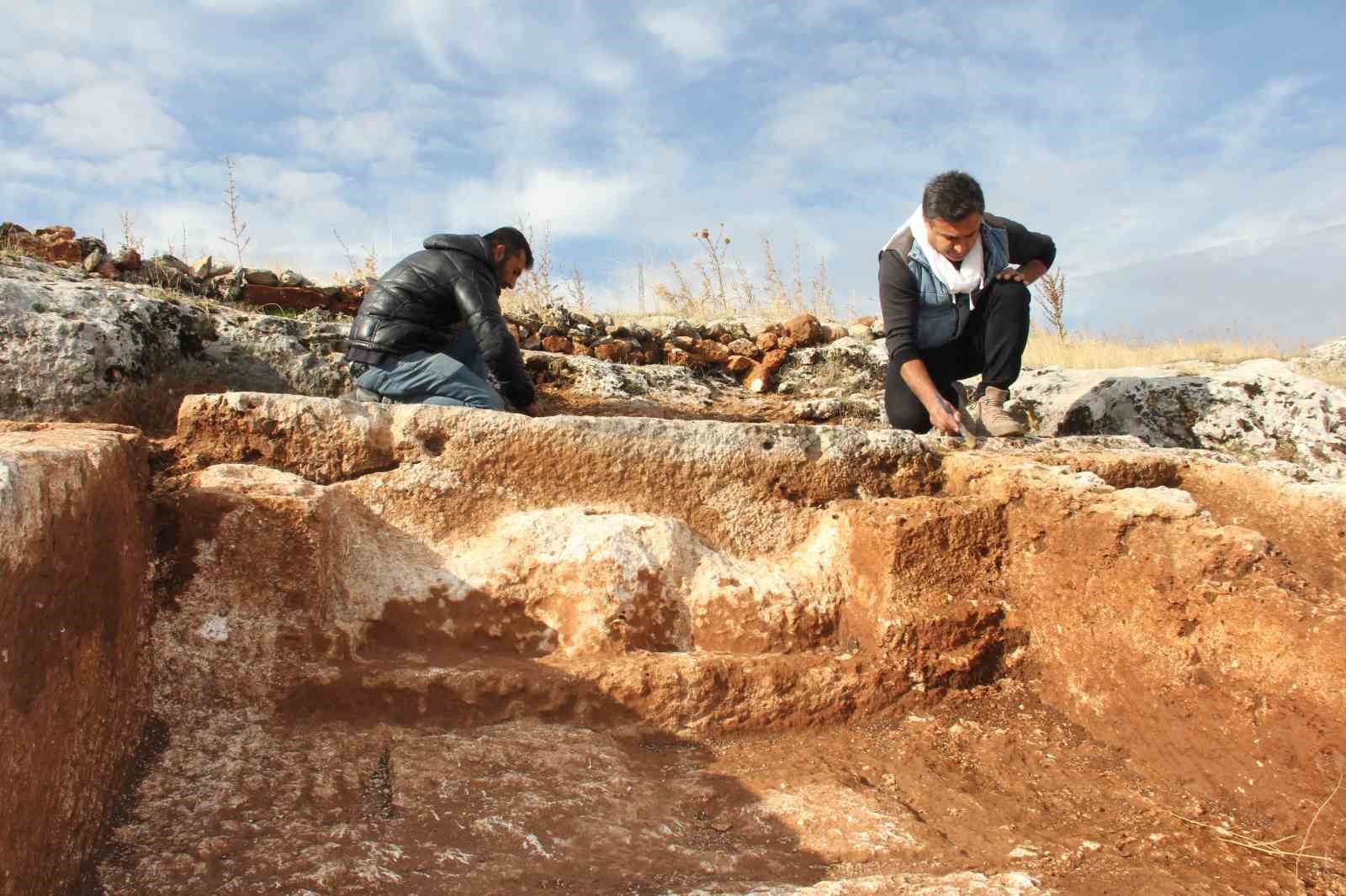 Perre’de 1800 yıllık boğa başı kabartması bulundu