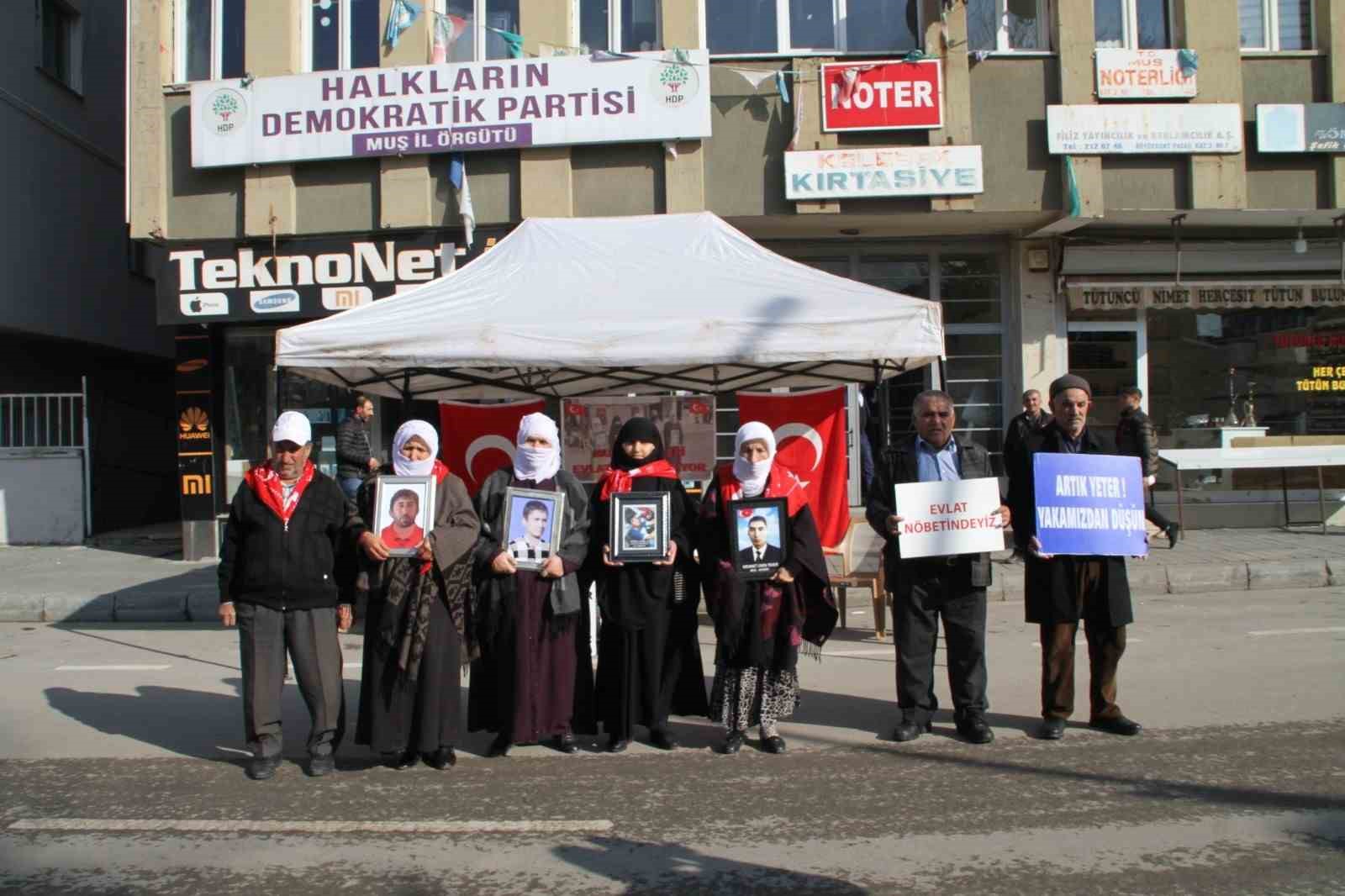 Ailelerin HDP önündeki kararlı bekleyişi devam ediyor
